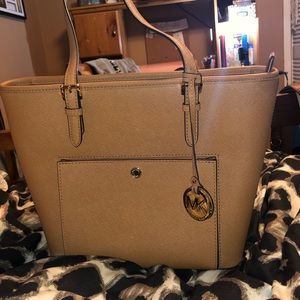 Michael Kors Medium Jet Set Tote Snap Pocket. 13”L x 9.5”H x 4.5”D.
